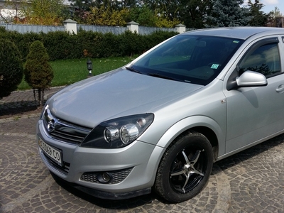 Продам Opel Astra 1.6 MT (105 л.с.), 2011