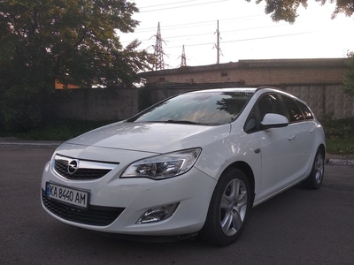 Продам Opel Astra J sports tourer в Киеве 2012 года выпуска за 8 500$