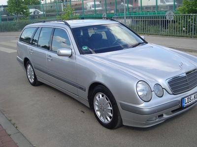 Продам Mercedes-Benz E-Class 220 в Харькове 2002 года выпуска за 2 200$