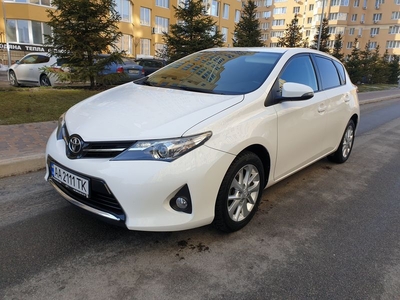 Продам Toyota Auris 1.6 CVT (132 л.с.), 2013