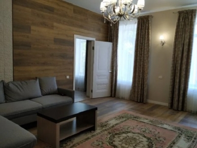 Стильная трехкомнатная квартира в историческом центре Одессы.