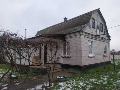 Продається цегляний будинок 80-х років в селі Рогозів