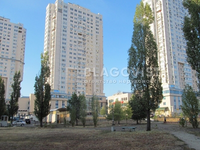 Трехкомнатная квартира долгосрочно ул. Шумского Юрия 1а в Киеве G-1997071