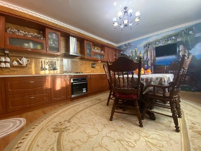 В продаже хорошая трёхкомнатная квартира в Приморском районе