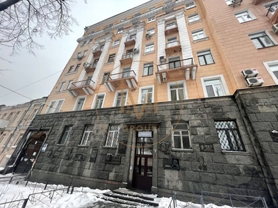 Продам три кімн. квартиру 64 кв. м., Б. Хмельницького, 68, з ремонтом