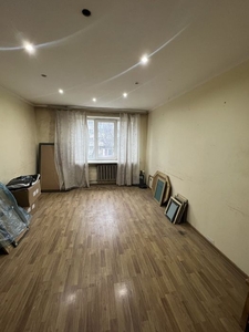 Продається двох кімнатна квартира на вулиці Комарова