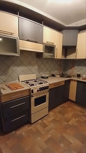 Продам -3 комн квартиру кирп дома ост Героев Украины