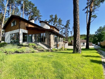 Продаётся современный дом с ремонтом и бассейном в окружении леса