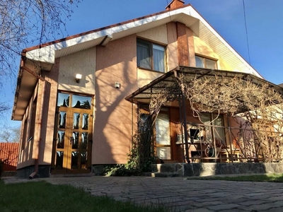 Продаж 2 пов. приватного будинку (земля 4,5 сотки) в м. Ужгород.