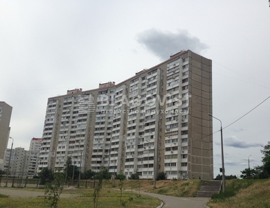 Трехкомнатная квартира ул. Радунская 18а в Киеве C-112741