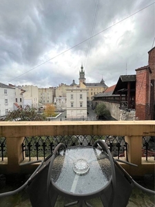 Квартира в центрі Львова з фасадним балконом!