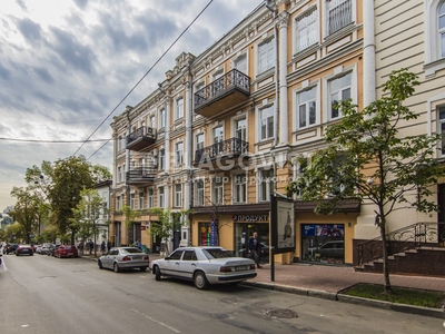 Трехкомнатная квартира долгосрочно ул. Софиевская 25 в Киеве G-518155