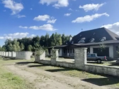 Колоритний маєток у закарпатському стилі в Іванковичах 10 км від Києва