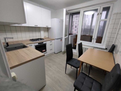 Двокімнатна квартира на Ушакова з новим ремонтом, меблями та технікою