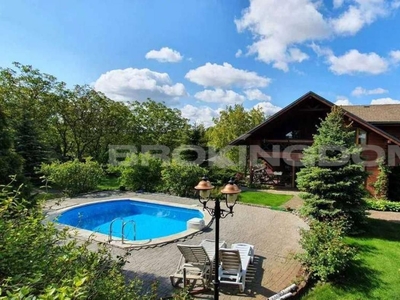 Дом с бассейном в живописном месте с видом на Днепр, с.Стайки