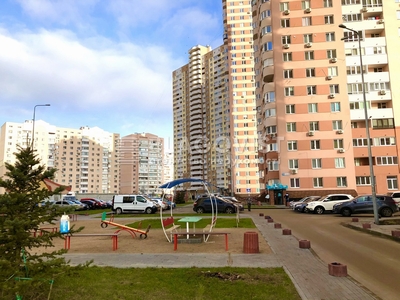 Трехкомнатная квартира долгосрочно ул. Крушельницкой Соломии 15б в Киеве R-59348