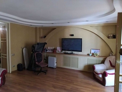 Продам четырех комнатную квартиру с ремонтом в центре Харькова
