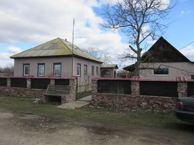 Дом 100 км от Киева срочно продам в отличном месте и состоянии
