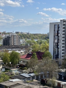 Продаж 4 кімнатної квартири, 130 м², біля міського озера, власник.