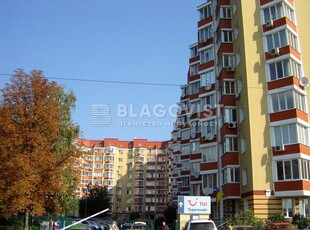 Трехкомнатная квартира долгосрочно ул. Салютная 1б в Киеве G-1286791