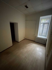 Продам 4-х комнатную квартиру по ул. Базарная угол ул. Пушкинская.