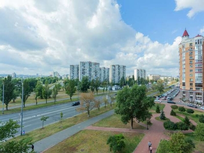 Арендовать трехкомнатную квартиру в Киеве общей площадью 115 м2 на 5 этаже по адресу