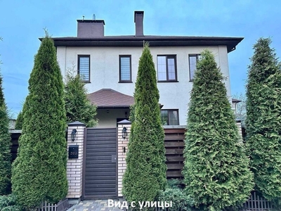 Уютный двухэтажный дом на тихой улице в Петропавловской Борщаговке