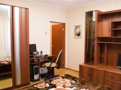 1-комнатная, 37 кв. м., 3 этаж, центр, 7500 грн/месяц