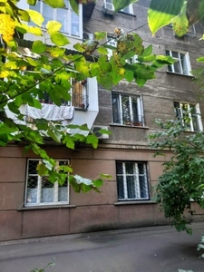 Продам 2-х комнатную квартиру в кирпичном доме Сталинка на проспекте