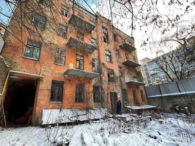 Продаж 4 поверхового будинку з ділянкою на 14 соток, 1900 кв. м, 10 кімнат, на вул. Дмитрівська 102