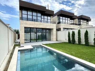 Продам современный дом на Фонтане с бассейном.