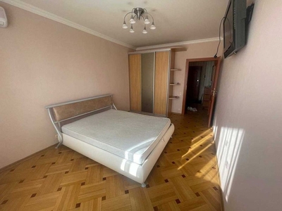 Продаж 3-х кімнатна квартира по вулиці Зубрівській (Свічка)