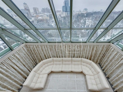 Аренда пентхауса с панорамным видом и стеклянной крышей в центре
